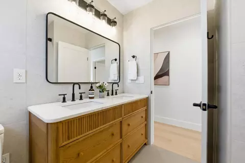 Bath - 2753 Mathews St, Berkeley, CA 94702 photo 4 of 8