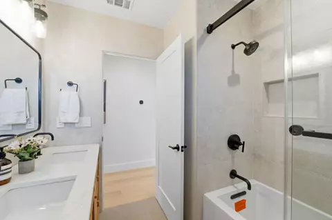 Bath - 2753 Mathews St, Berkeley, CA 94702 photo 5 of 8