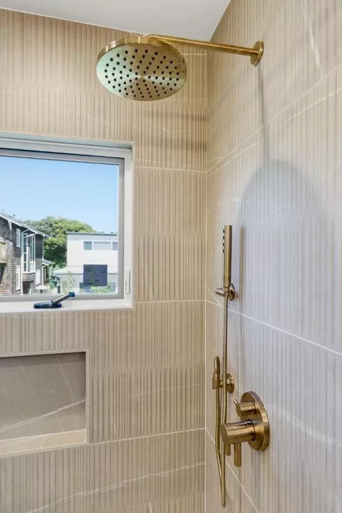 Bath - 2753 Mathews St, Berkeley, CA 94702 photo 3 of 8