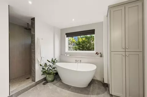 Bath - 20 Gordon St, Sausalito, CA 94965 photo 2 of 6