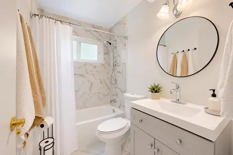Bath - 1812 Dorset Ln, Modesto, CA 95355 photo 1 of 3