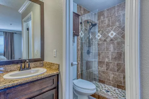 Bath - 1066 Eagle Dr, Salinas, CA 93905 photo 2 of 3