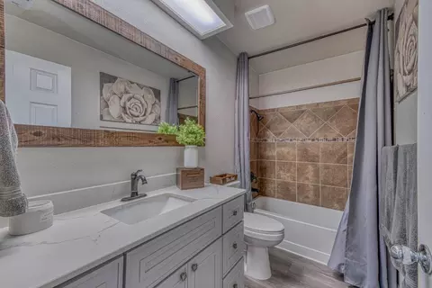 Bath - 1066 Eagle Dr, Salinas, CA 93905 photo 1 of 3