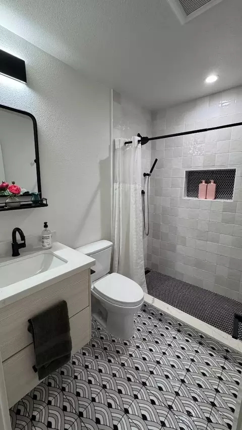 Bath - 37029 Olive St, Newark, CA 94560 photo 4 of 5