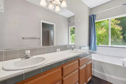 Bath - 3712 Bold Ruler Ct, Modesto, CA 95355 photo 3 of 5