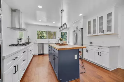 20851 Assiniboine Trl, Los Gatos, CA 95033