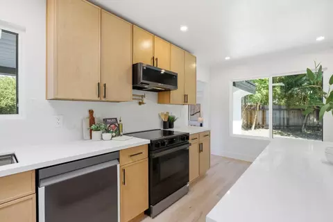 Kitchen - 511 Cedar St, Aptos, CA 95003 photo 5 of 6