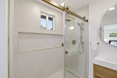 Bath - 511 Cedar St, Aptos, CA 95003 photo 2 of 5