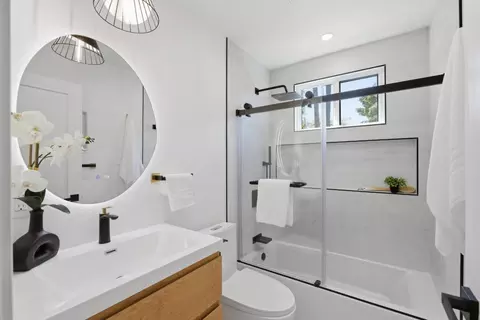 Bath - 511 Cedar St, Aptos, CA 95003 photo 3 of 5