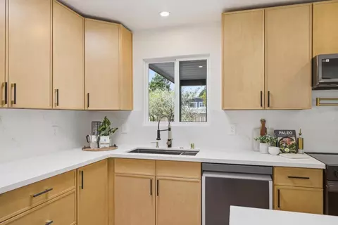 Kitchen - 511 Cedar St, Aptos, CA 95003 photo 4 of 6