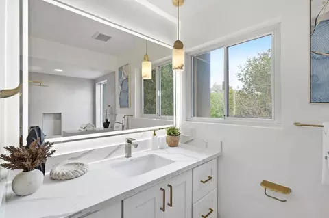 Bath - 10140 Hillcrest Rd, Cupertino, CA 95014 photo 3 of 4