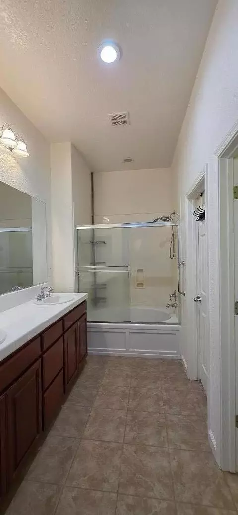 Bath - 9403 Vintner Cir, Patterson, CA 95363 photo 2 of 3