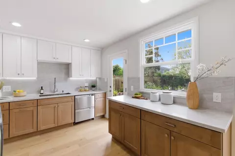 Kitchen - 1112 Escalero Ave, Pacifica, CA 94044 photo 4 of 8
