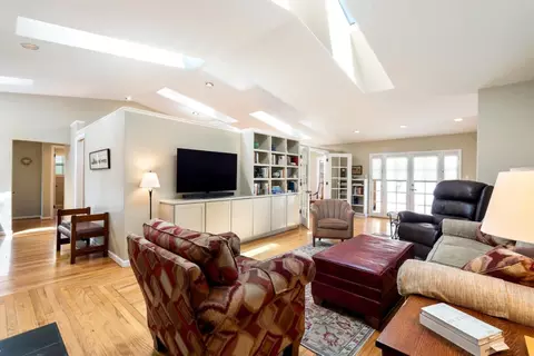 Living - 932 Monterey Cir, Monterey, CA 93940 photo 2 of 2