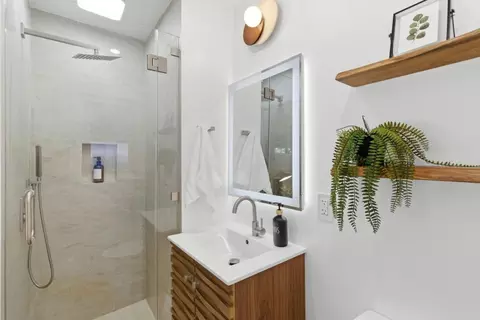 Bath - 2101 Leon Dr, San Jose, CA 95128 photo 4 of 6