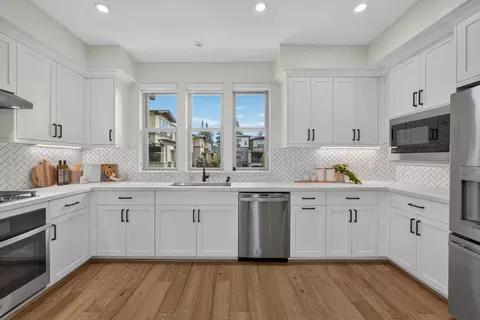 Kitchen - 333 Marquetta Cir, Mountain View, CA 94043 photo 3 of 4