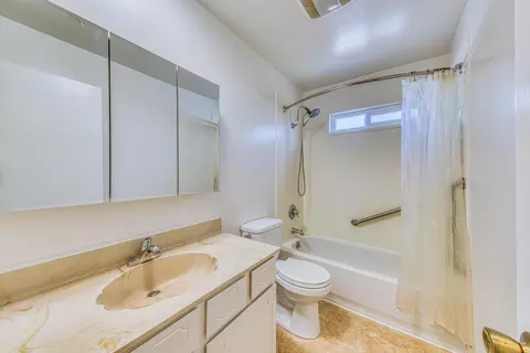 Bath - 206 Cornwall St, Salinas, CA 93906 photo 1 of 2