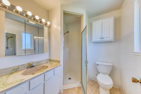 Bath - 206 Cornwall St, Salinas, CA 93906 photo 2 of 2