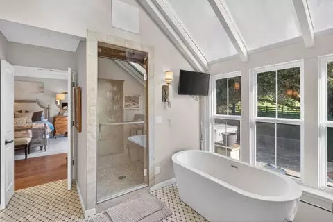 Bath - 3970 Leavesley Rd, Gilroy, CA 95020 photo 1 of 3