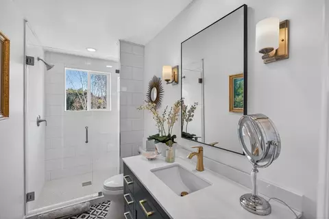 Bath - 3970 Leavesley Rd, Gilroy, CA 95020 photo 3 of 3