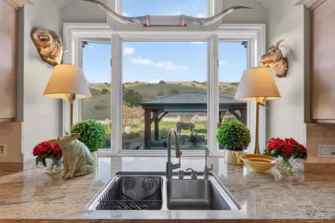 Kitchen - 3970 Leavesley Rd, Gilroy, CA 95020 photo 4 of 10