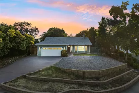 722 Saint Thomas Pkwy, Redding, CA 96003