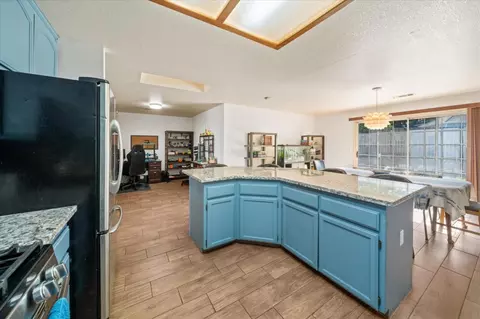 Kitchen - 722 Saint Thomas Pkwy, Redding, CA 96003 photo 4 of 4