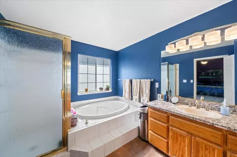 Bath - 722 Saint Thomas Pkwy, Redding, CA 96003 photo 2 of 3