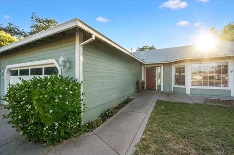 Exterior - 722 Saint Thomas Pkwy, Redding, CA 96003 photo 2 of 3