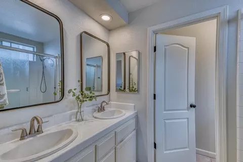 Bath - 18209 Stonegate Ct, Salinas, CA 93908 photo 1 of 4