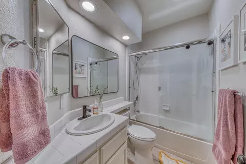 Bath - 18209 Stonegate Ct, Salinas, CA 93908 photo 4 of 4