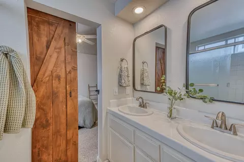 Bath - 18209 Stonegate Ct, Salinas, CA 93908 photo 3 of 4