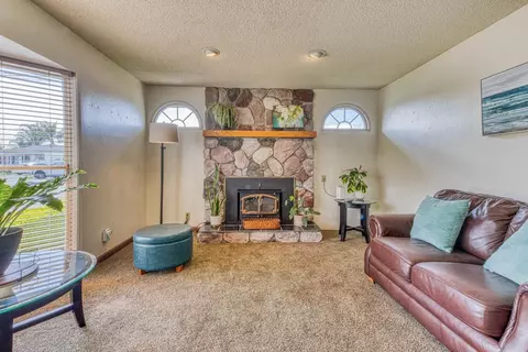 Living - 752 A Middlefield Rd A, Salinas, CA 93906 photo 1 of 3