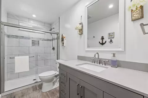 Bath - 1031 Oak Ave, Moss Beach, CA 94038 photo 1 of 2