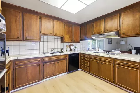 Kitchen - 10 Saint Regis Cir, Salinas, CA 93905 photo 2 of 3