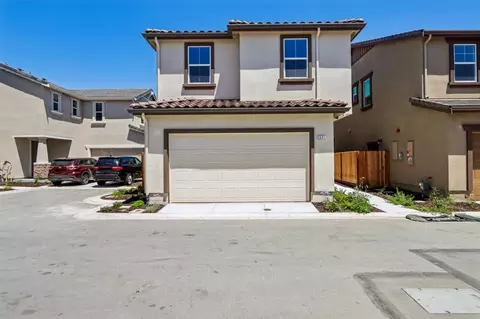 2221 Daisy Dr, Hollister, CA 95023