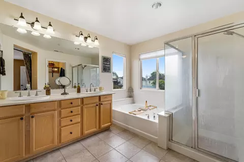 Bath - 75 Paseo Dr, Watsonville, CA 95076 photo 3 of 4