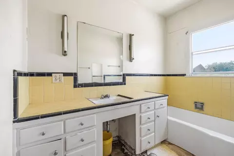 Bath - 1119 C St, Salinas, CA 93905 photo 2 of 4