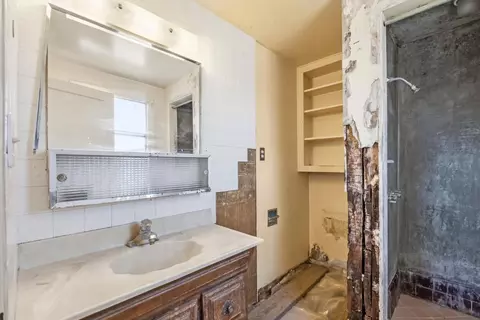 Bath - 1119 C St, Salinas, CA 93905 photo 4 of 4