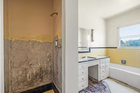 Bath - 1119 C St, Salinas, CA 93905 photo 1 of 4