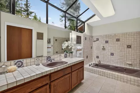 Bath - 13220 Franklin Ave, Mountain View, CA 94040 photo 1 of 2