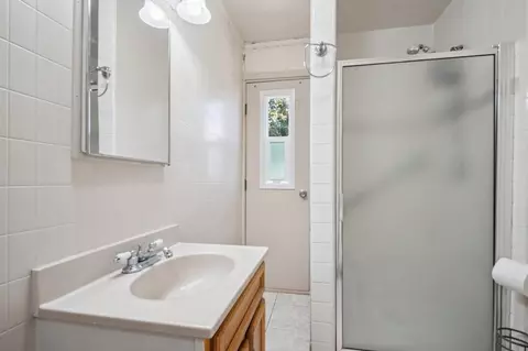 Bath - 1413 Wiren St, Salinas, CA 93905 photo 1 of 2
