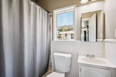 Bath - 1413 Wiren St, Salinas, CA 93905 photo 2 of 2