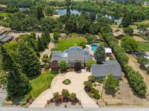 8859 Poppy Ln, Gilroy, CA 95020