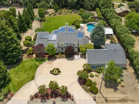 8859 Poppy Ln, Gilroy, CA 95020