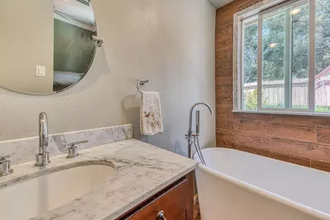 Bath - 19085 Marjorie Rd, Salinas, CA 93907 photo 2 of 3