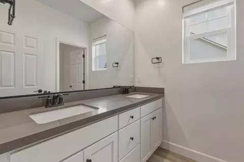 Bath - 4065 Maddy Ave, Tracy, CA 95377 photo 4 of 8