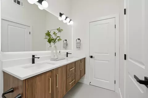 Bath - 988 Post St, Alameda, CA 94501 photo 2 of 3