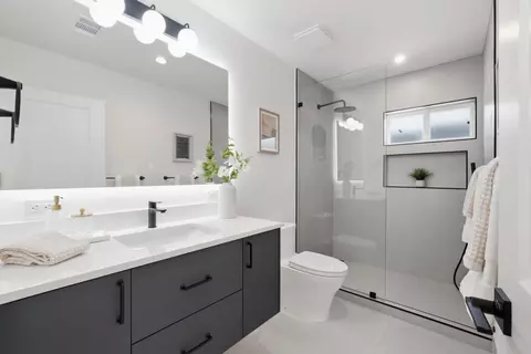 Bath - 988 Post St, Alameda, CA 94501 photo 3 of 3