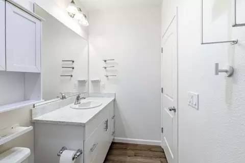 Bath - 836 Vasquez Dr, Soledad, CA 93960 photo 2 of 2